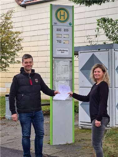 Die Unterchriftensammlung wurde dem Lüftelberger Ortsvorsteher Daniel Südhof übergeben.Foto: Privat