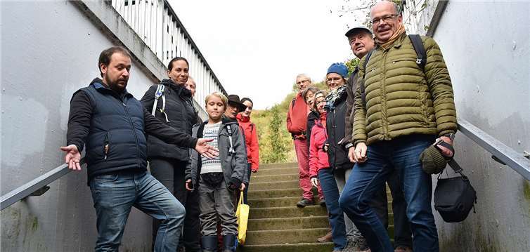 Die Unterführung am Heimersheimer Bahnhof wurde in Augenschein genommen. Foto: Jutta Dietz