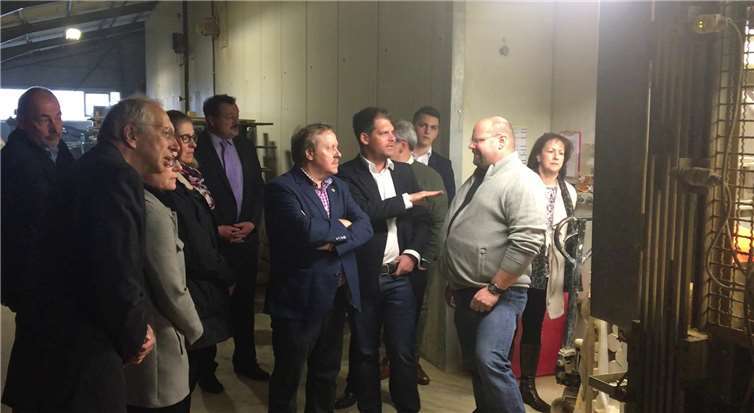 Die Unternehmer bei der Betriebsbesichtigung.Privat