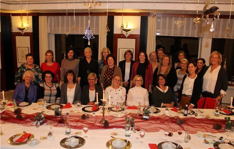 Die Unternehmerfrauen am festlich gedeckten Gabentisch mit ihrer ersten Vorsitzenden Cornelia Adams (1. von rechts). UFH