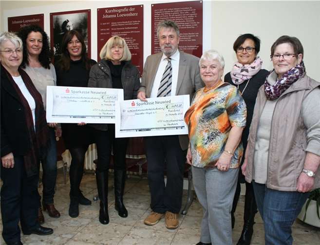 Die Unternehmerfrauen bei der Scheckübergabe mit Vertretern der Vereine Trotzdem-Lichtblick und Hospiz Kreis Neuwied. privat