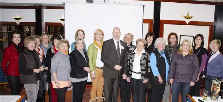 Die Unternehmerfrauen mit Referent Christian Goede in ihrer Mitte. privat