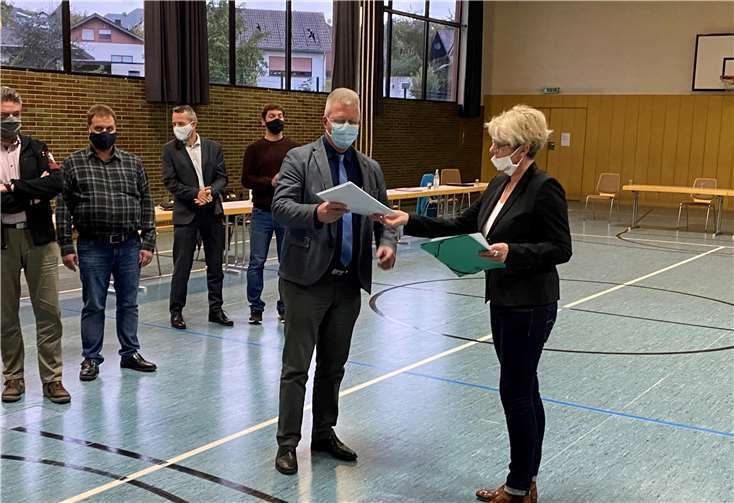 Die Unterschriftenliste wird dem Ortsbürgermeister übergeben. Foto: privat