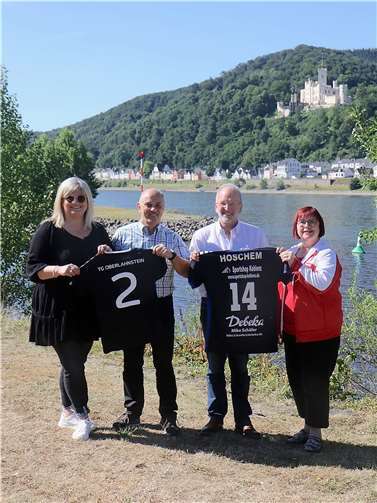 Die Unterzeichnung der HSG-Vereinbarung durch die Vereinsvorsitzenden Annerose Thörmer (TGO) und Gregor Weißbrich (TuS) erfolgte symbolträchtig an der Mündung der Lahn in den Rhein, wo man die auf eine langjährige Zusammenarbeit ausgelegte Spielgemeinschaft besiegelte. Foto: privat