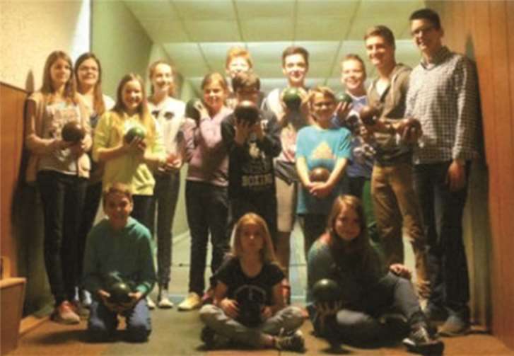 Die Urbarer Messdiener mit ihren Obermessdienern Nils Raue und Timo Krämer beim Kegeln in Vallendar.privat