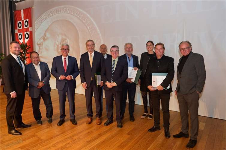 Die Urgesteine der Kommunalpolitik aus dem Landkreis Mayen-Koblenz Erich Pung (4. v. l.), Bruno Seibeld (4. v. r.) und Egon Schäfer (2. v. r.) eingerahmt von (v. l.) Landtagsmitglied Torsten Welling, Bürgermeister Alfred Schomisch, Staatsminister Roger Lewentz, Bürgermeister Bernhard Mauel, Landrat Dr. Alexander Saftig, Bürgermeisterin Kathrin Laymann und Oberbürgermeister Achim Hütten.  Fotos: Thomas Frey