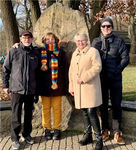 Die Urgesteine, die Ehepaare Herrig und Prax, treffen sich am Denkmal auf der Erpeler Ley.  Fotos: privat