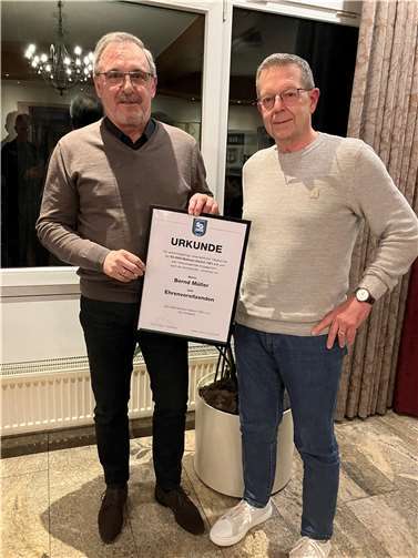 Die Urkunde als Ehrenvorsitzender erhielt Bernd Müller (li.) aus den Händen seines Nachfolgers Peter Löcher.