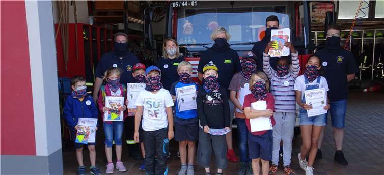 Die Urkunde belegt: Wir sind Feuer und Flamme für die Feuerwehr!Fotos: privat