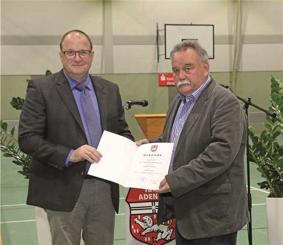 Die Urkunde der Verbandsgemeinde ging von Bürgermeister Guido Nisius (links) an den Vorsitzenden Detlef Goebel.