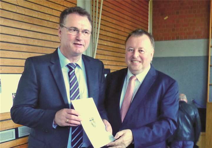 Die Urkunde des Kreises überreichte Landrat Dr. Jürgen Pföhler an Schulleiter Jakob Armbrust.