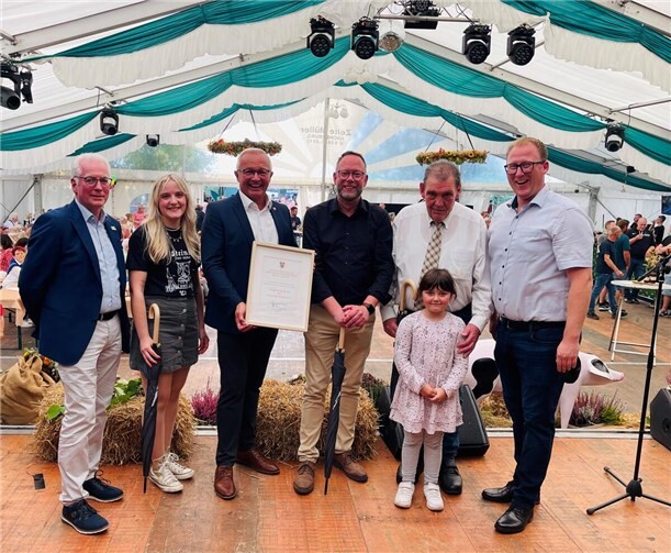 Die Urkunde des Landkreises Neuwied war das offizielle Zeichen der Gratulation und Wertschätzung von Landrat Achim Hallerbach anlässlich des Festkommers. Optisch in Szene gesetzt wurde das funktionierende Miteinander der Generationen in Steimel auch von Verbandsbürgermeister Volker Mendel, Ortsbürgermeister Sven Schür, Ortsbürgermeister a.D. Wolfgang Theis und Elina Nelles vom VVV.  Foto: Vanessa Weller