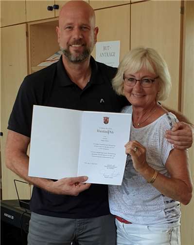 Die Urkunde des Präsidenten der ADD Trier überreichte Konrektor Daniel Busch in Funktion des Schulleiters.Foto: privat