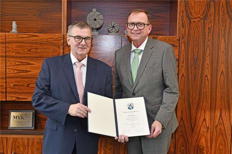 Die Urkunde erhielt der CDU-Fraktionssitzende Georg Moesta bereits Ende 2024 aus den Händen des damaligen amtierenden Landrats Dr. Alexander Saftig. Foto: Kreisverwaltung MYK/Damian Morcinek