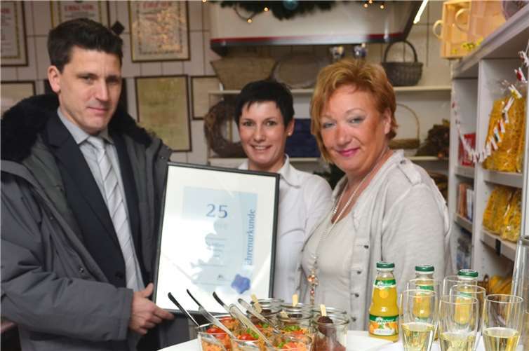 Die Urkunde für das 25-jährige Bestehen des Partyservices überreichte derNeuwieder IHK-Geschäftsstellenleiter Fabian Göttlich an Pia Hillen (r.), hier mit Mitarbeiterin Angela Krechel.HEP