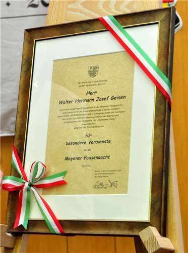 Die Urkunde zur hohen Ehrung.