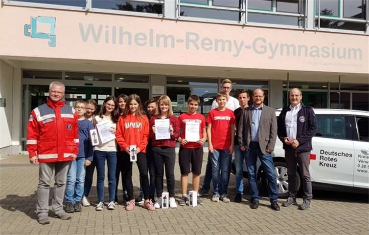 Die Urkundenübergabe am 17. September v.l. Ralf Hoffmann, Jonas Reif, Lena Nink, Julia Herber, Yaren Soylu, Diana Weimer, Maximilian Biller, Annemarie Fröse, Tim Krischok, Andrej Kramarenko, Lars Janßen, Leon Hohnen, Johannes Arnold und Frank Minwegen.Sabine Simon