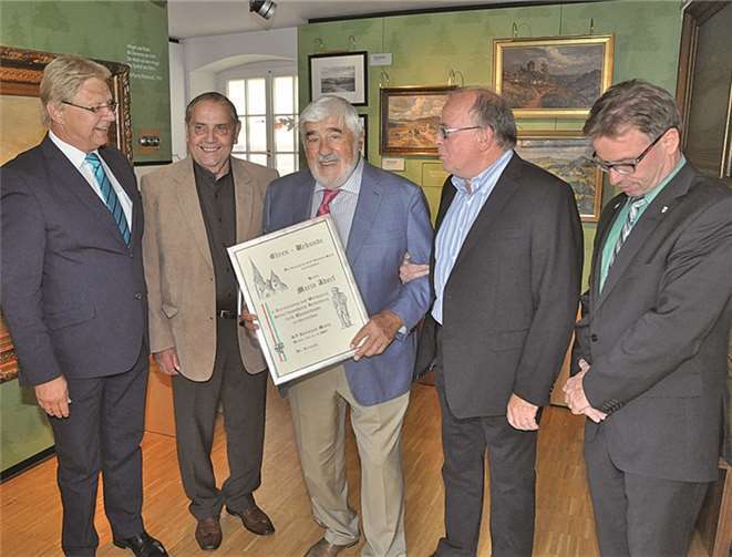 Die Urkundenübergabe an Mario Adorf, der Ehrenmitglied des SV Rheinland Mayen wurde, hier mit Rolf Schäfer, Herwig Weiner, Mario Adorf, Hans Werner Giel und OB Wolfgang Treis (v.li.). -BS-