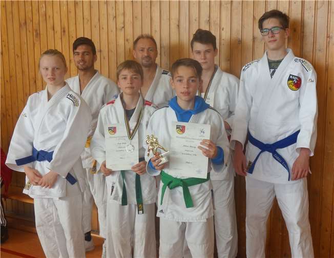 Die Urmitzer Judokas: v.l. Johanna Wesemann, Faisal Mohammadi, Paul Hülße, Frank Hülße, Julian Herzog, Simon Platzke, Jannik Theisen.privat