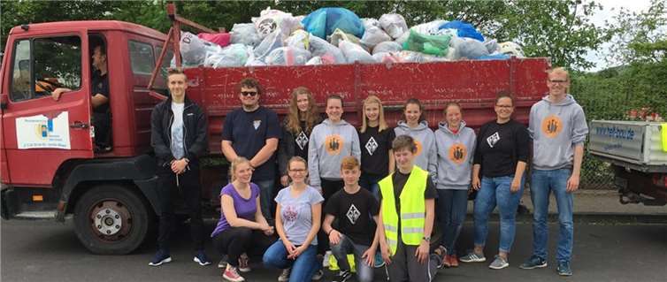 Die Urmitzer Pfadinder vor dem voll beladenen Lkw mit Spenden für die Kleidersammlung.privat