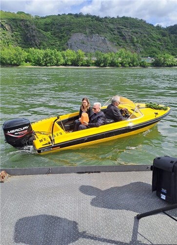 Die Urne wurde behutsam einem kleinen Sportboot übergeben.