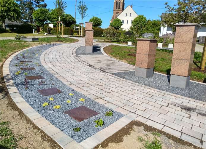 Die Urnengemeinschaftsanalage ist fast fertig. Die Erdröhren sind inzwischen gesetzt, die Pflanzarbeiten sind im Gange. Nach den dann feststehenden Gesamtkosten kann endlich die Friedhofssatzung bearbeitet werden und hoffentlich die Anlage genutzt werden. Foto: privat