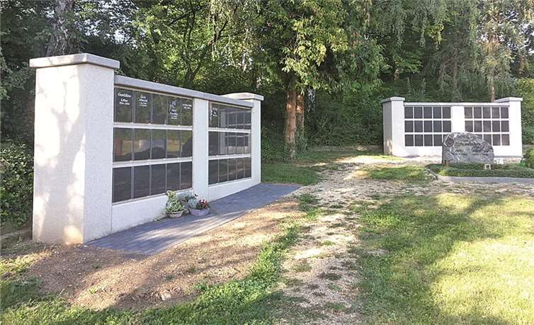 Die Urnenwand auf dem Heimerzheimer Friedhof soll mit einer Kiesschüttung befestigt werden. privat