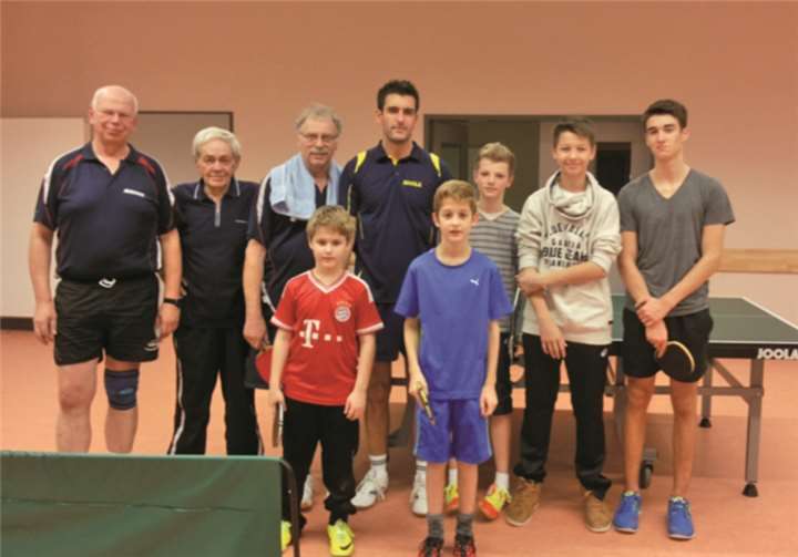 Die V. Herrenmannschaften und II. Jugendmannschaft nach erfolgtem Duell.privat