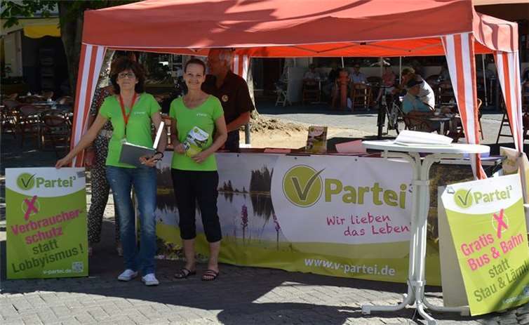 Die V-Partei³-Damen vor ihrem Stand auf dem Neuwieder Naschmarkt. Privat