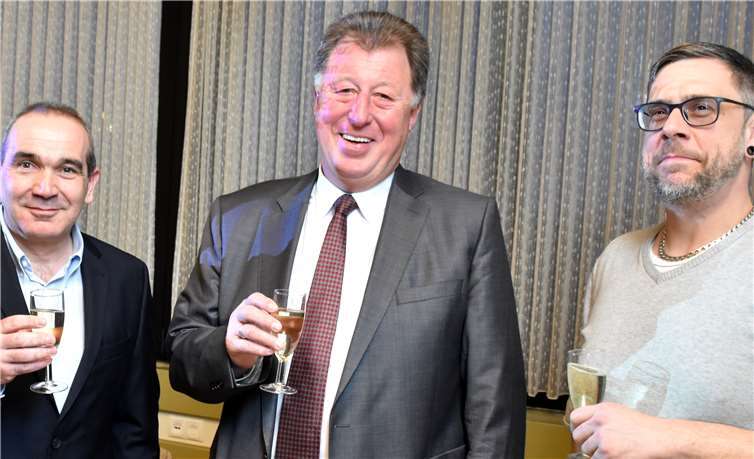 Die VG Beigeordneten Schmalebach links und Köppl rechts gratulierten dem Wahlsieger Horst Rasbach.Fotos: HEP