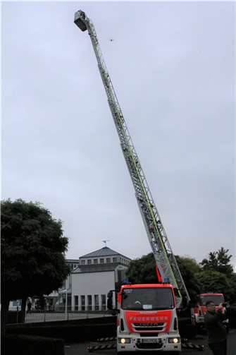 Die VG Feuerwehr stellte mehrere Fahrzeuge auf dem Außengelände aus, unter anderem auch die Drehleiter.
