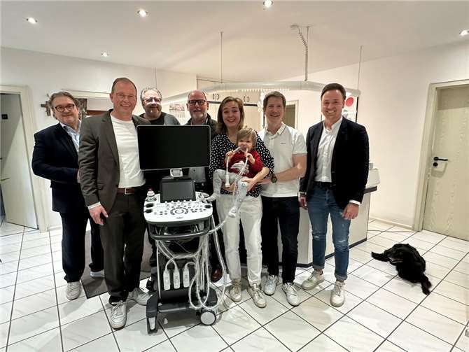 Die VG Mendig fördert die Niederlassung von Ärzten im Einzelfall mit bis zu 30.000 Euro. Den entsprechenden Bewilligungsbescheid erhielt jetzt die Ärztin Dr. Alena Dommermuth aus den Händen von Jörg Lempertz, Bürgermeister VG Mendig im Beisein vom Riedener Ortsbürgermeister Andreas Doll und dem Ersten Beigeordneten der Ortsgemeinde Volkesfeld, Thomas Schmitt.  Foto: Stefan Pauly/VG-Verwaltung Mendig