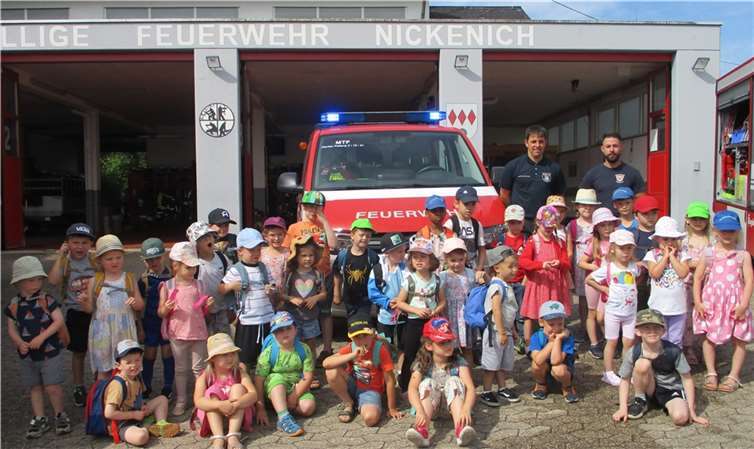Die VG Pellenz stellte viele Materialien und das Feuerwehr-Informations-Fahrzeug (FIZ) zur Verfügung. Fotos: privat
