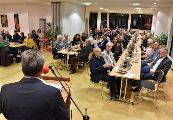 Die VG Verwaltung hatte 21 Ehrenamtler mit ihren Ortsbürgermeister ins Rengsdorfer Rathaus eingeladen.