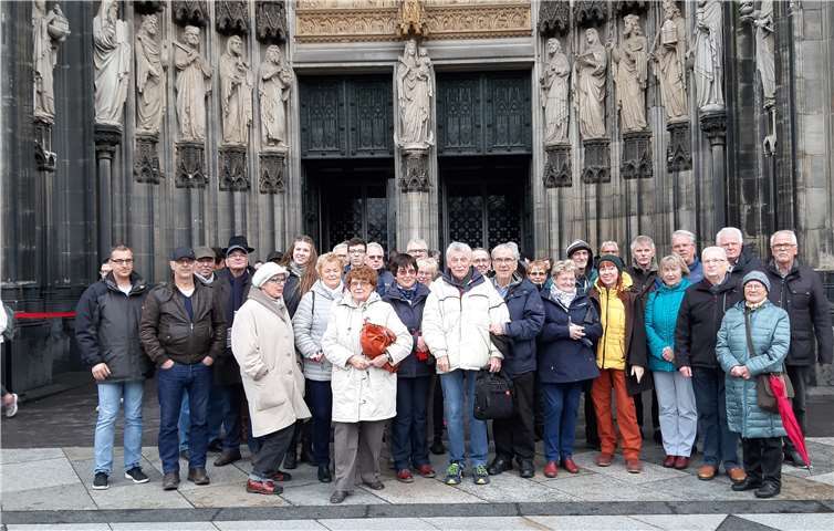 Die VHS-Reisegruppe vor dem Kölner Dom. Foto: privat