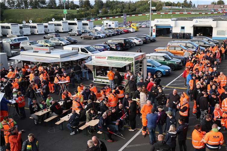 Die VLN lud die Sportwarte der Streckensicherung im Anschluss an NLS8 zum großen Fest ein.  Foto: Jan Brucke/VLN
