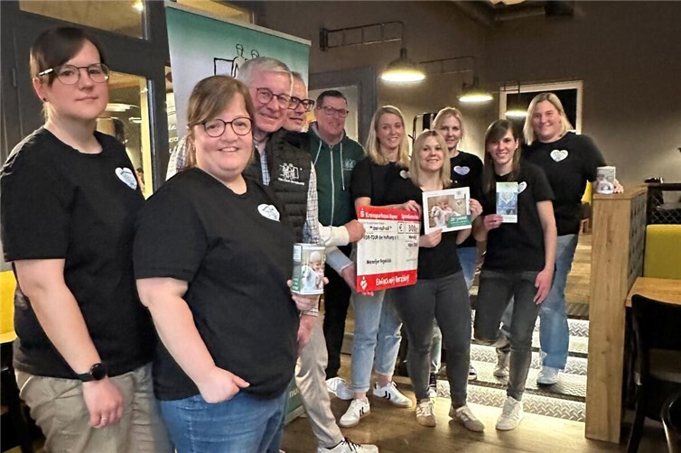 Die „VOR-TOUR der Hoffnung“ ist am Samstag, 25. Juli, in Mendig zu Gast. Der KC Mennijer Pegelclub konnte im Rahmen eines Info-Abends schon jetzt einen Spendenscheck in Höhe von 300 Euro für die „VOR-TOUR der Hoffnung“ überreichen. Eine Summe, die als Trinkgeld bei einer Karnevalsveranstaltung zusammenkam. 