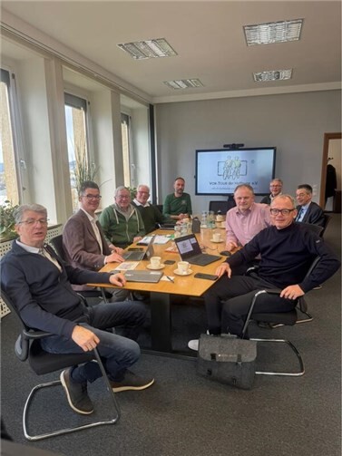 Die VOR-Tour macht am 26. Juli in Engers Station. Zur Planung des Stopps trafen sich jetzt Vorstand, ehrenamtliche Vor-Ort-„Kümmerer“ und Neuwieder Stadtspitze im Rathaus.  Foto: Stadtverwaltung Neuwied / Katharina Wertgen