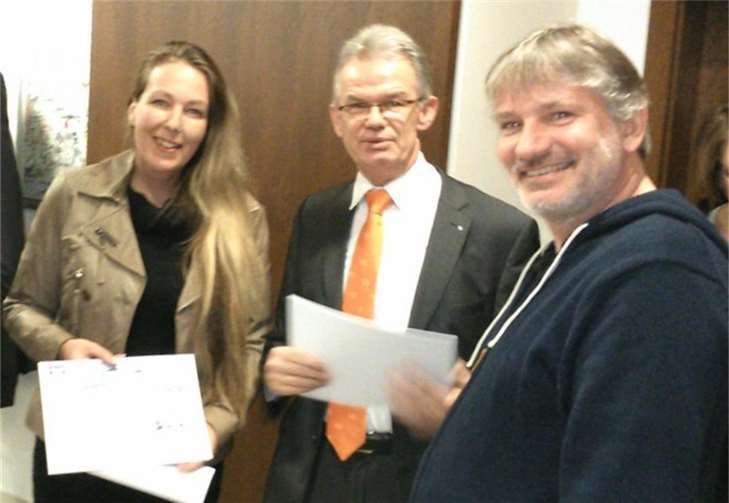 Die VR-Bank Neuwied-Linz überreichte 40 verschiedenen Fördervereinen, Schulen und gemeinnützigen Vereinen einen Scheck von jeweils 1000 Euro.