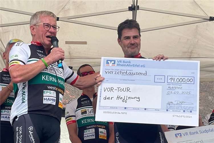 Die VR Bank RheinAhrEifel setzt ihr soziales Engagement für die „VOR-TOUR der Hoffnung“ fort und unterstützt mit einer Spende in Höhe von 14.000 Euro.Foto: privat