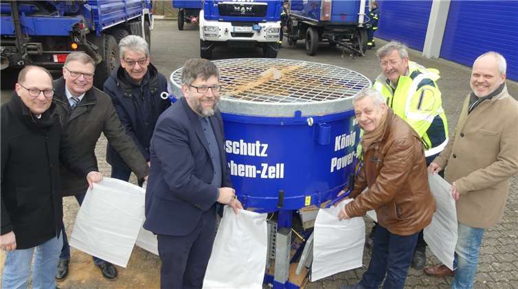 Die VR-Sponsoren und Promis um Landrat Manfred Schnurpackten beim Sandsackabfüllen persönlich mit an. Fotos: TE