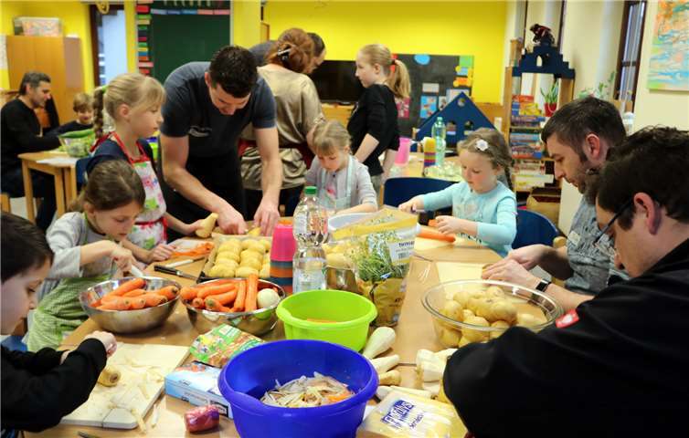 Die Väter mit ihren Kindern - gemeinsam erstellen sie das „Dinner for mom“.privat