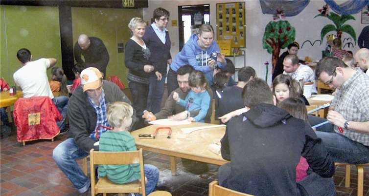 Die Väter werkelten mit den Kindern die schönsten Ritterrüstungen. privat