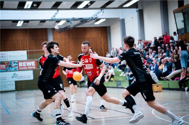 Die Vallendarer Löwen starteten am vergangenen Sonntagabend in die lang ersehnte Oberliga-Saison und traten gegen die heimstarke HSG Eckbachtal an. Foto: HV Vallendar