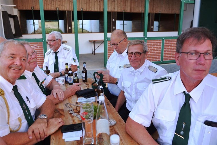 Die Vallendarer Scützen um ihren König Herbert Goeth