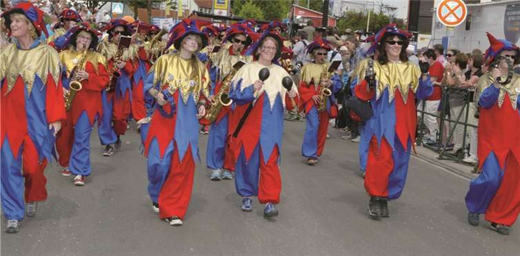 Die „VallererTröteköpp e.V.“ sorgten mit ihrer Guggemusik mächtig für Stimmung bei den Zuschauern. WAMFO.DE