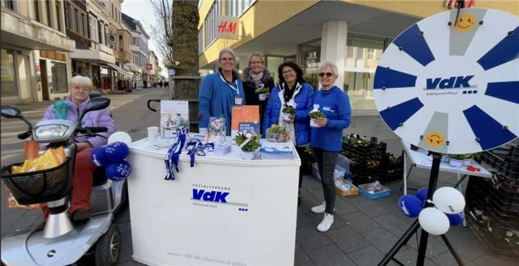 Die VdK Kreisfrauenbeauftragte Andrea Pizzato (rechts) und ihre VdK Mitstreiterinnen Brigitte Holl, Michaela Seuser, Anette Schöning und Christiane Flössel (v.l.n.r.).  Foto: Werner Hammes