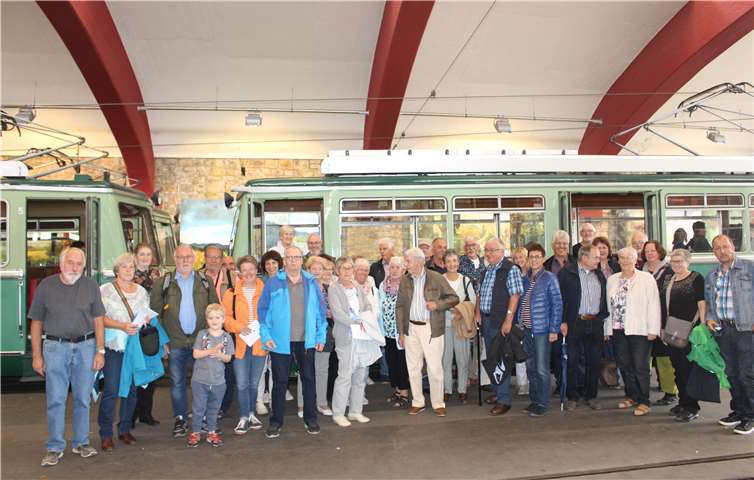 Die VdK Reisegruppe kurz vor dem Besteigen der Drachenfelsbahn.  Privat