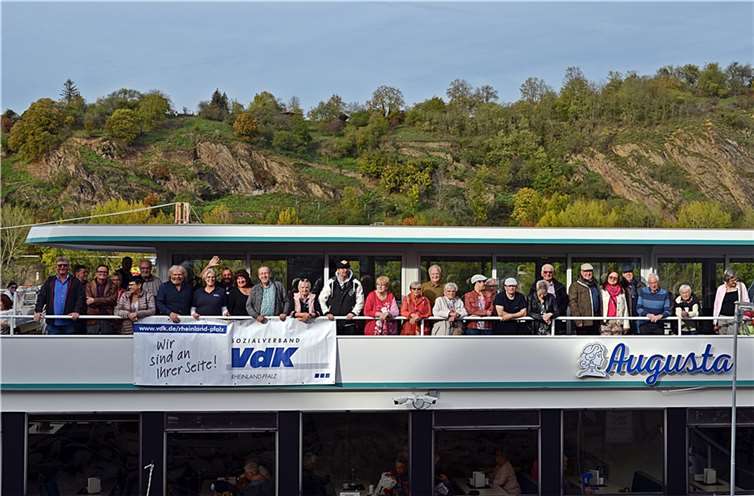 Die VdKler auf dem rgein. Foto: privat