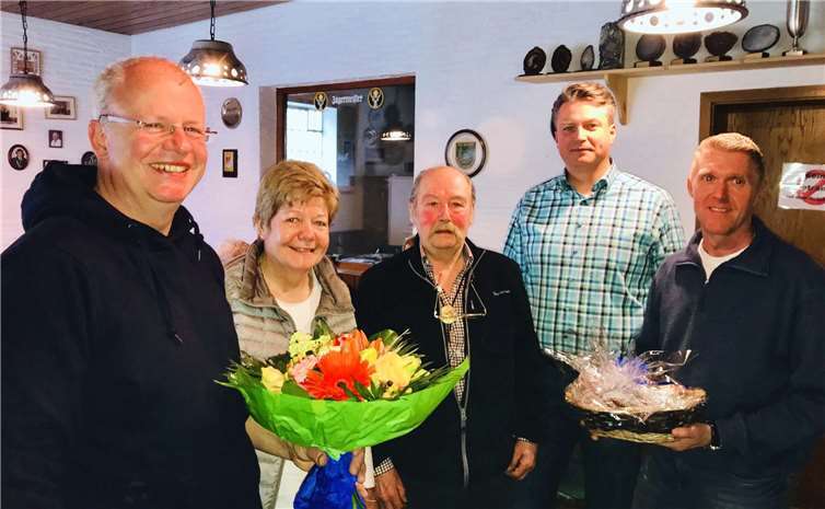 Die Verabschiedung mit Blumen und Präsentkorb: Zweiter Vorsitzender Boris Schiwon, Hanni Klein, Rainer Klein, Schriftführer Jürgen Schleimer und Kassenwart Patrick Bender (v.l.). Privat